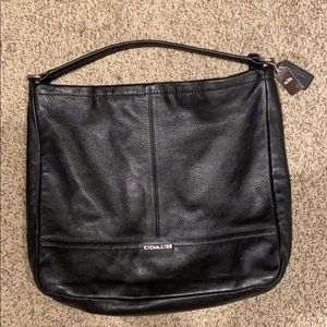 Coach leather bag !! Spacious bag that fits a lot